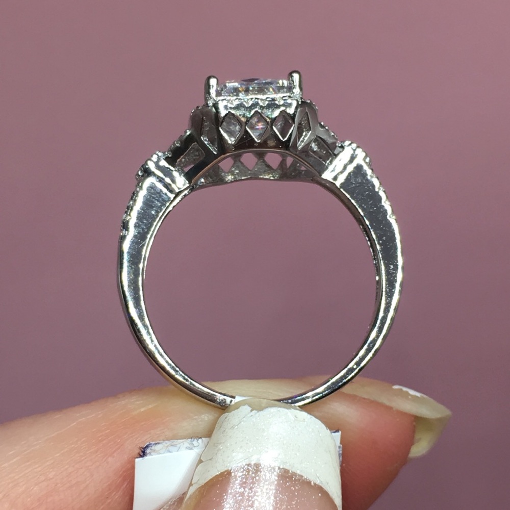 18k white gold diamond ring cushion halo wedding - Picture 5 of 8